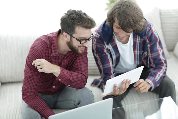 Dois web designers criativos trabalhando com um tablet e um laptop . — Fotografia de Stock