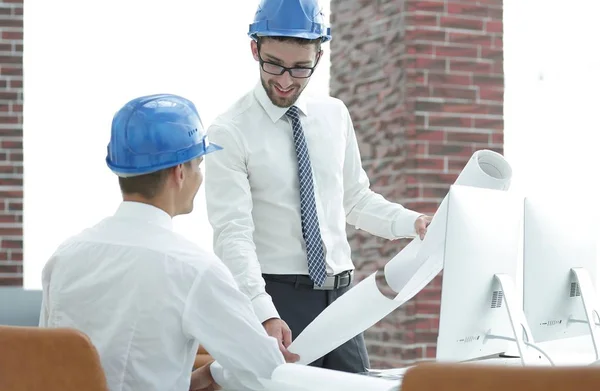 Arquitecto e ingeniero, considerando un proyecto de construcción — Foto de Stock