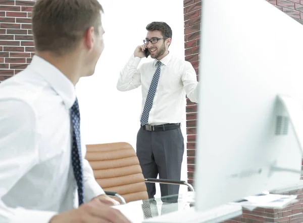 Medarbetare som talar på din smartphone — Stockfoto