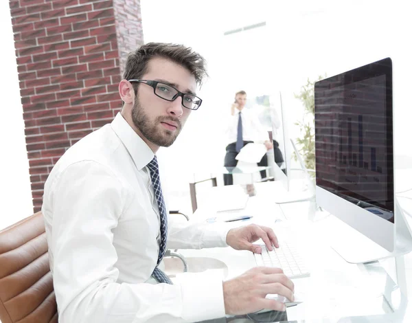 Erfahrener Buchhalter macht Finanzbericht — Stockfoto