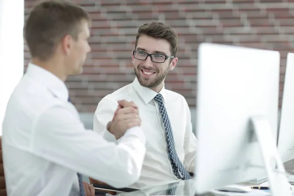 Handschlag Manager und Kunde in einem modernen Büro — Stockfoto