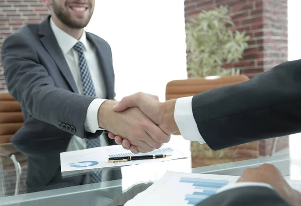 Closeup.Handshake iş ortakları — Stok fotoğraf