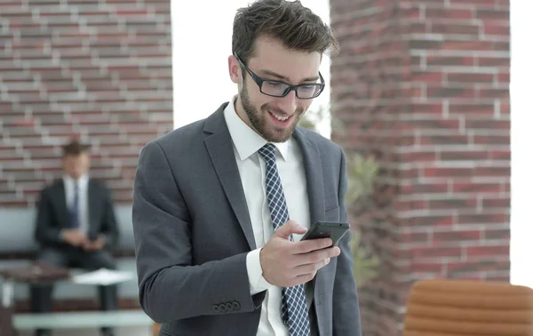 Affärsman läser textmeddelande på smartphone — Stockfoto