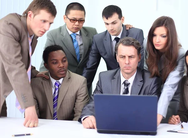 Manager und Geschäftsteam im Amt — Stockfoto