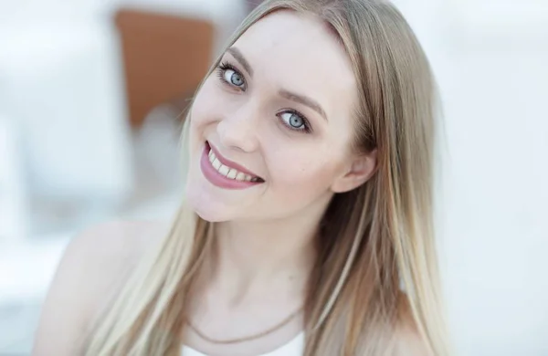 Close-up retrato de uma jovem mulher em um fundo de escritório borrado . — Fotografia de Stock