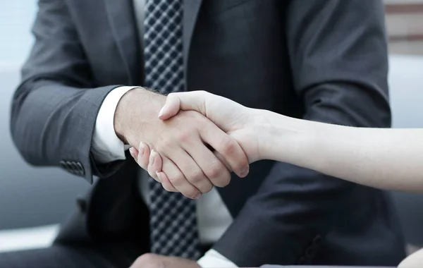 Közeli kézfogás, üzleti partnerek. — Stock Fotó