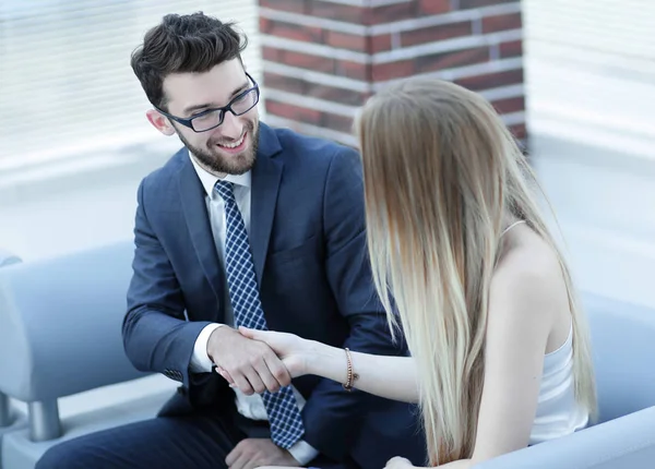 Handshake manager och klient sitter i kontoret lobbyn. — Stockfoto