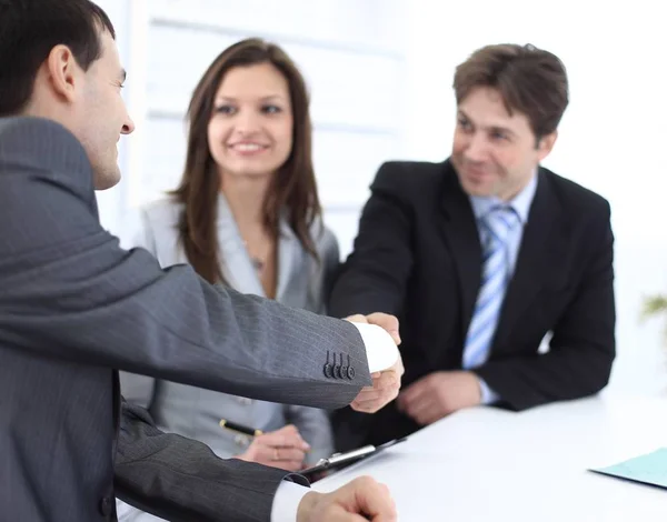 Handschlag mit Geschäftspartnern am Arbeitsplatz — Stockfoto