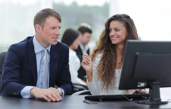 Gerente y empleado discuten problema de trabajo — Foto de Stock