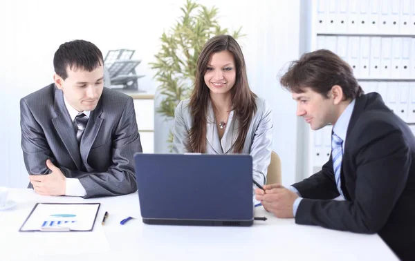 Equipe de negócios discute plano de trabalho — Fotografia de Stock