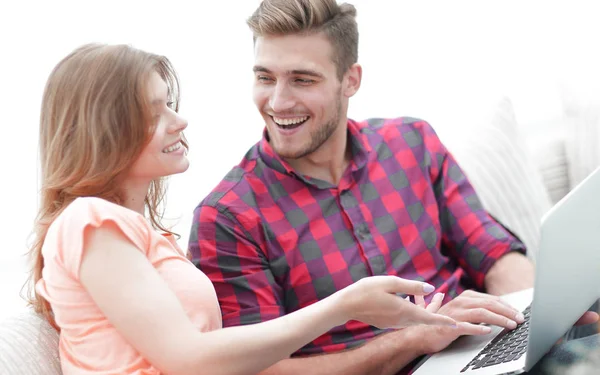 Primer plano de la pareja joven con ordenador portátil — Foto de Stock