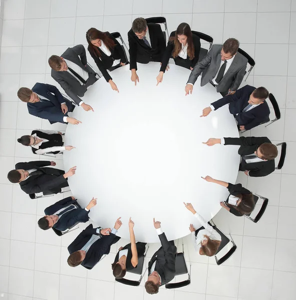 Equipe de negócios indica o centro da mesa redonda . — Fotografia de Stock