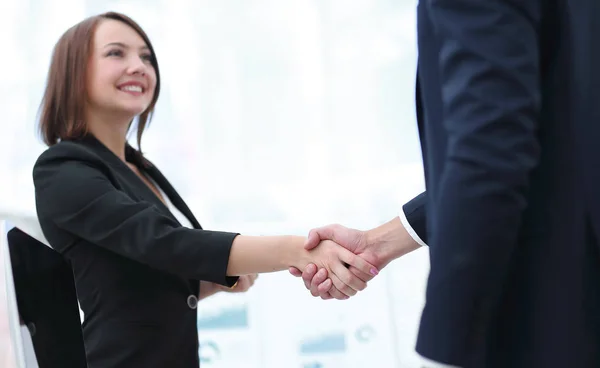 Colegas de negocios estrechando las manos después de una presentación exitosa . — Foto de Stock