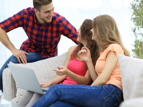 Group of students talking,sitting on the couch. — Stock Photo, Image