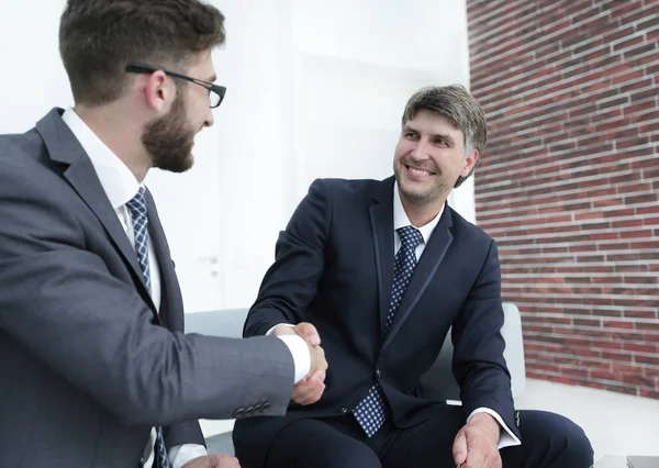 Handshake manager och advokat på kontoret — Stockfoto