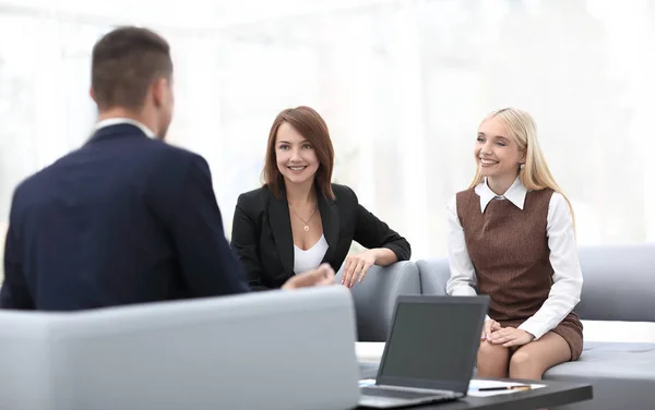 Equipo de negocios discutiendo temas de negocios en la oficina — Foto de Stock