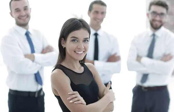 Jovem empregado da empresa, de pé na frente de seus colegas . — Fotografia de Stock