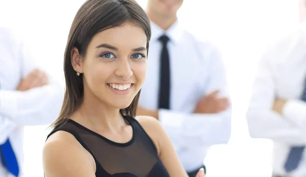 Joven empleado de la empresa, de pie frente a sus colegas . —  Fotos de Stock