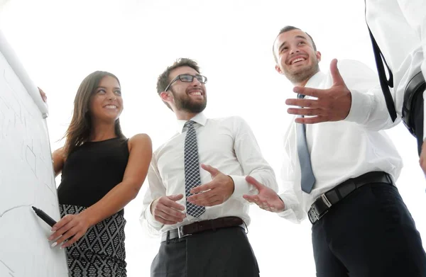 Junge Unternehmerin bringt ihre Ideen auf das Flipchart. — Stockfoto