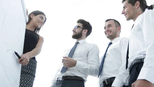 Treinador realiza treinamento com equipe de negócios . — Fotografia de Stock