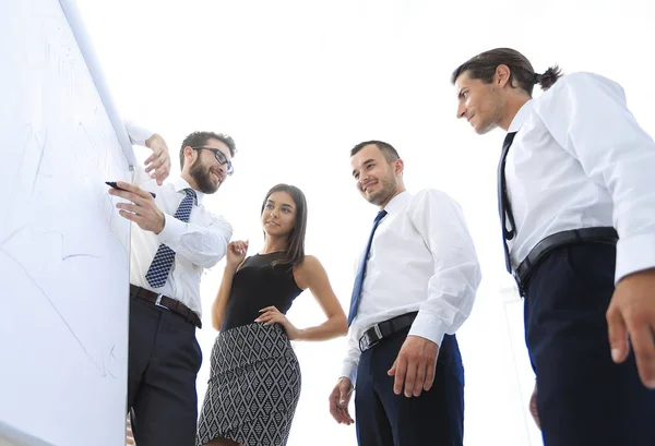 Geschäftsmann zeigt seinen Kollegen etwas auf Whiteboard — Stockfoto