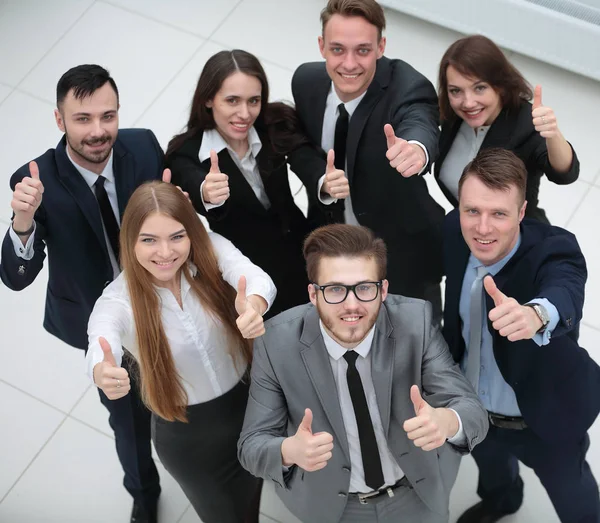Equipe de negócios triunfante levantou um polegar para cima — Fotografia de Stock