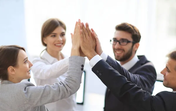 Framgångsrikt affärsteam ger varandra en high-five, står på kontoret — Stockfoto
