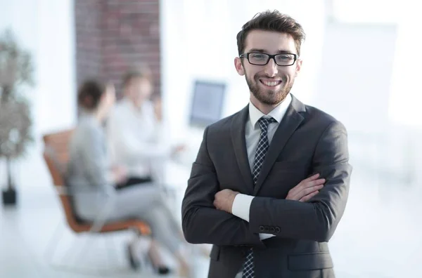 Framgångsrik affärsman på bakgrund av kontor. — Stockfoto