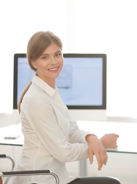 Succès femme d'affaires assis à un bureau . — Photo