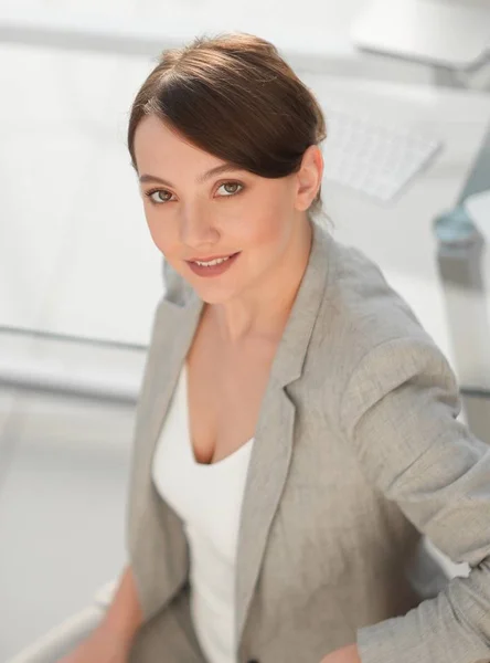 Vista dall'alto ritratto di giovane donna d'affari seduta sul posto di lavoro . — Foto Stock