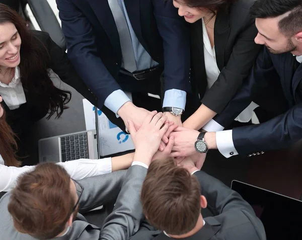 iş takım birlikte masada sıktı elleri ile