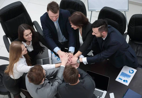 iş takım birlikte masada sıktı elleri ile