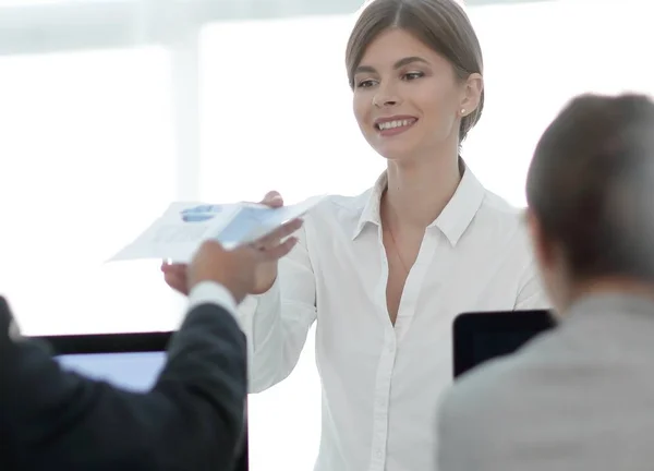 Senior manager, consegnando al dipendente un documento con i dati finanziari . — Foto Stock