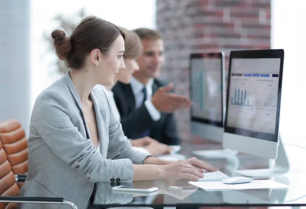 Equipo de negocios discutiendo cartas financieras en un lugar de trabajo — Foto de Stock