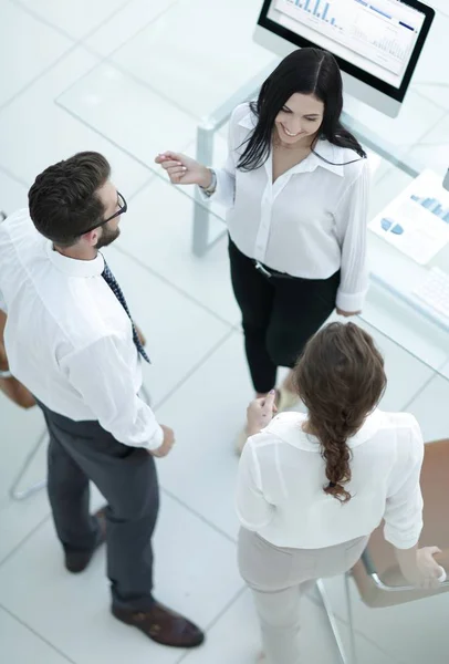 Medewerkers van het bedrijf gaat in het kantoor. — Stockfoto