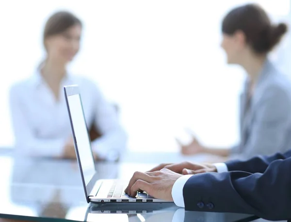 Primer plano del hombre de negocios escribiendo en el ordenador portátil . — Foto de Stock