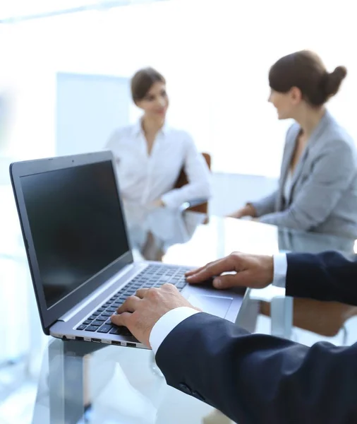 Primer plano de las manos masculinas escribiendo en un ordenador portátil . — Foto de Stock