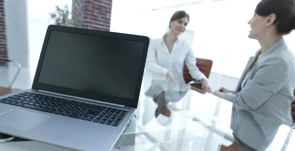 Laptop e um smartphone na área de trabalho de um homem de negócios — Fotografia de Stock