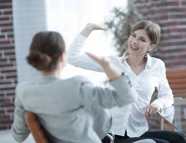 Mitglieder des Business-Teams geben sich gegenseitig eine hohe Fünf. — Stockfoto