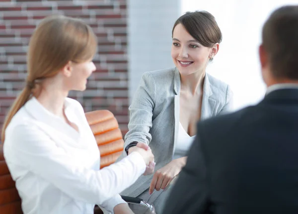 Stretta di mano di un manager, e un cliente seduto dietro una scrivania — Foto Stock