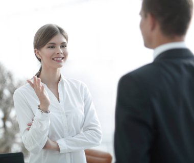 iş kadın bir meslektaşı ile söz..