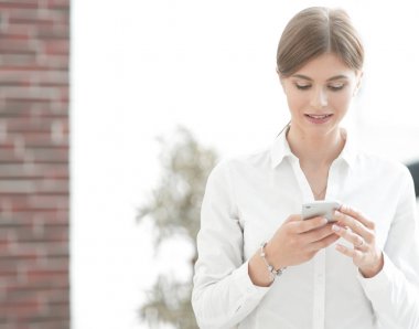 Portre portre genç, şok bir iş kadını, cep telefonu seyir