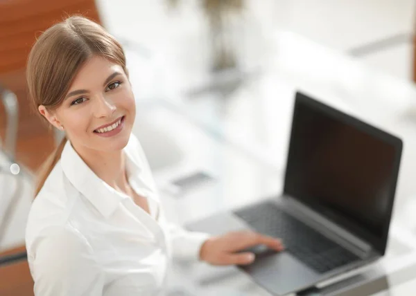 Retrato de mulher jovem trabalhando com um laptop  . — Fotografia de Stock