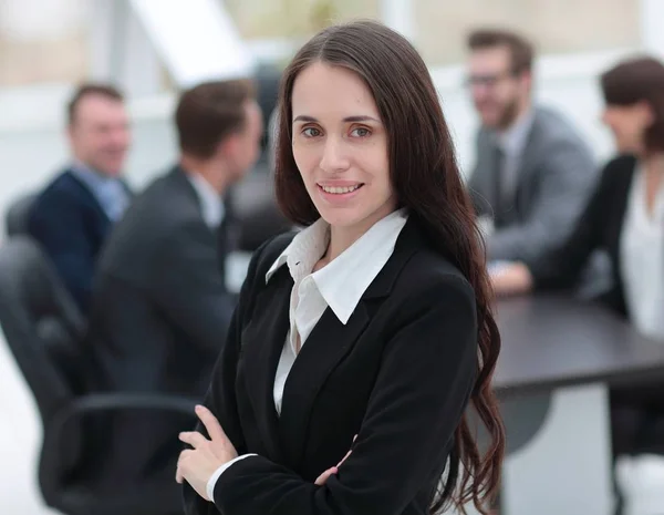 Žena manažer v pozadí úřadu — Stock fotografie