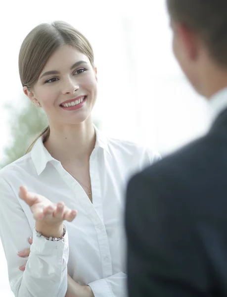 Mujer de negocios hablando con un colega .. —  Fotos de Stock