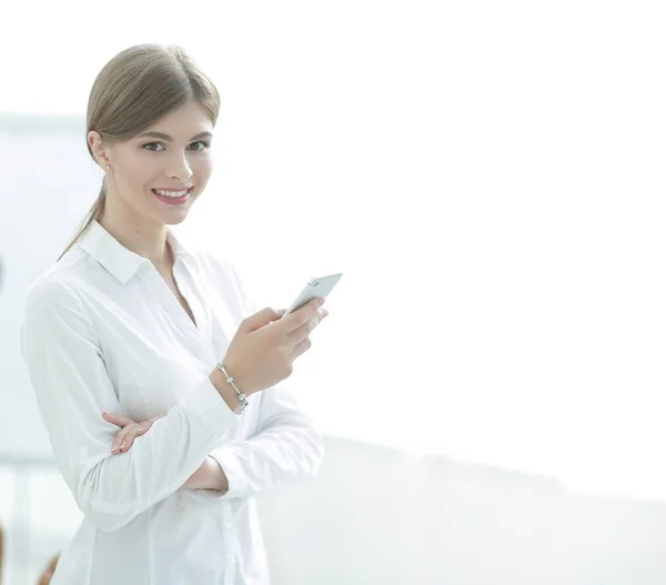 Ritratto di primo piano giovane donna d'affari, guardando il cellulare — Foto Stock