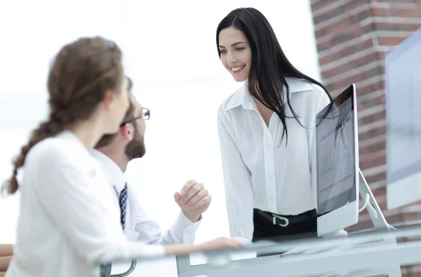Ung affärskvinna prata med kollegor på kontoret — Stockfoto