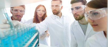 arka plan görüntüsü sıvıyla okuyan microbiologists oluşan bir gruptur