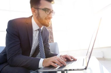 Konsantre profesyonel bu geliştirici dizüstü bilgisayar ile