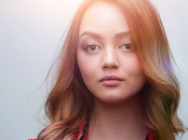 Sarışın kıvırcık saç modeli ve kırmızı dudaklar ile